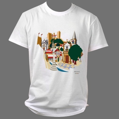 T-shirt branca com estampa colorida de uma cidade com castelo e árvores