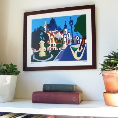 Quadro decorativo colorido de paisagem urbana com livros e plantas sobre prateleira branca