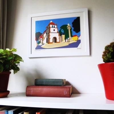 Quado colorido de igreja em moldura branca com plantas em vasos e livros numa estante