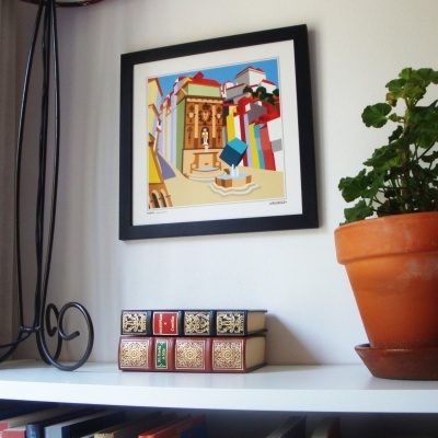 Estante branca com livros antigos, planta em vaso de barro e quadro colorido na parede.