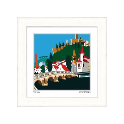 Ilustração colorida de Tomar com castelo, casas, ponte e rio