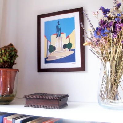 Prateleira branca com caixa de madeira, vaso com flores secas e planta, quadro ilustrado na parede.