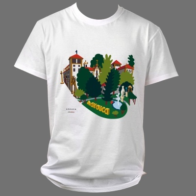 T-shirt branca com estampa colorida de casas, árvores e ponte com palavra Arouca