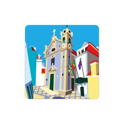 Ilustração colorida de uma igreja azul numa rua com outras casas ao redor e céu azul.