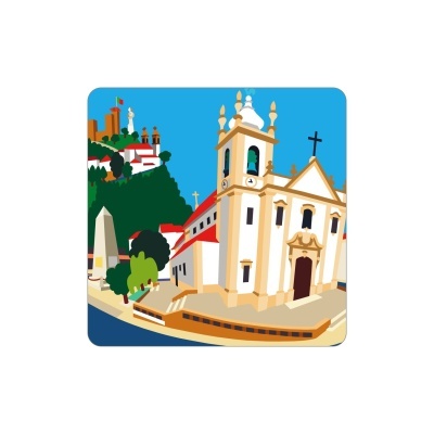 Azulejo quadrado ilustrando igreja branca com telhado vermelho e monumentos ao fundo