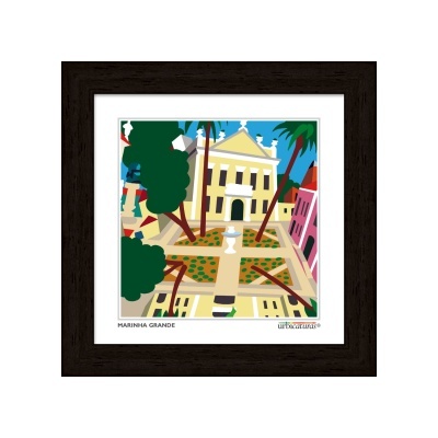 Quadro emoldurado com ilustração colorida da Marinha Grande com edifícios e árvores