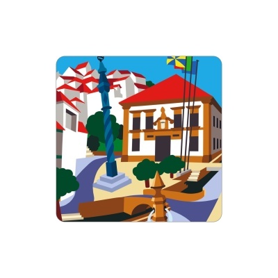 Ilustração de vila com casas brancas, telhados vermelhos, coluna azul e fonte de pedra com bandeiras