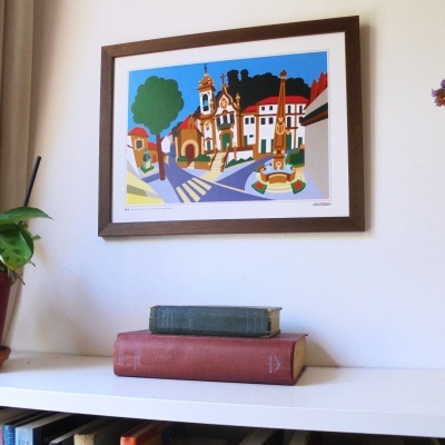 Quadro colorido de praça com livros em prateleira branca