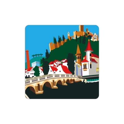 Ilustração colorida de uma cidade com ponte e castelo no topo da colina