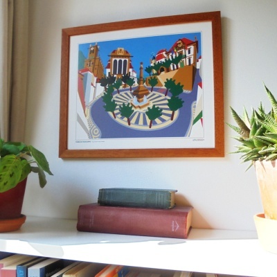 Ilustração colorida de praça em moldura de madeira na parede com livros e plantas numa prateleira branca.