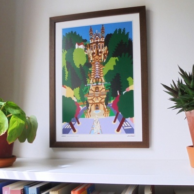 Quadro colorido pendurado com plantas ao lado em prateleira branca