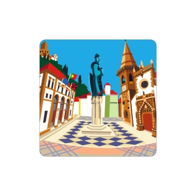 Azulejo decorativo com desenho colorido de praça histórica com estátua e edifícios.