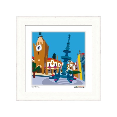 Ilustração colorida de praça com chafariz azul e torre de relógio amarela