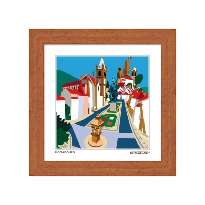 Ilustração colorida da vila de Mogadouro em moldura de madeira castanha