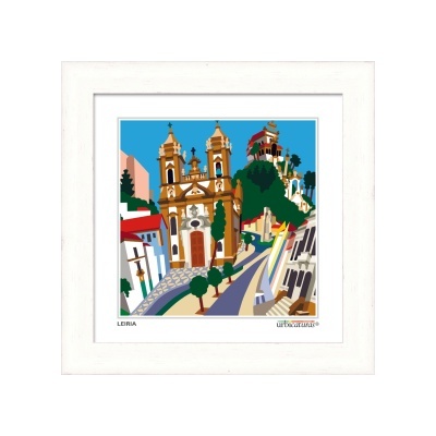 Quadro branco com ilustração colorida da cidade de Leiria, Portugal, com edifício histórico e paisagem urbana.