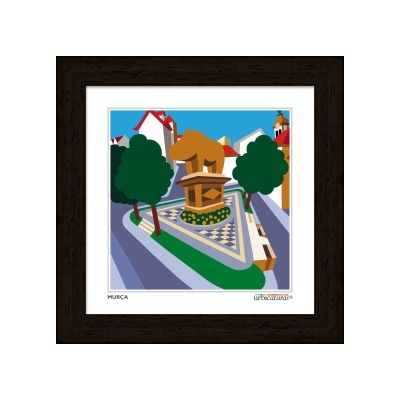 Ilustração colorida moldurada de estátua de urso castanho numa praça triangular em Murça