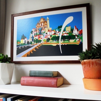 Quadro com ilustração colorida de cidade e vasos com plantas sobre estantes