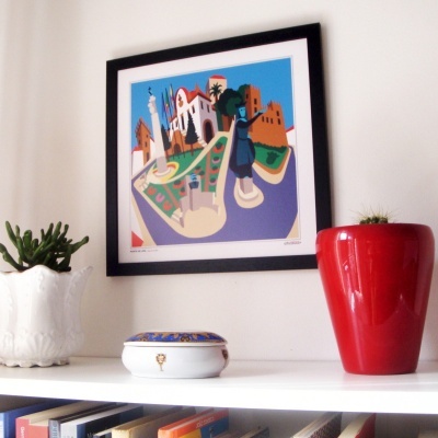 Quadro colorido de praça pendurado com vasos e caixa decorativa em prateleira branca