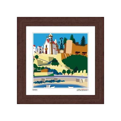 Quadro decorativo com ilustração colorida da cidade de Sines e moldura de madeira castanha