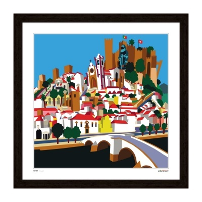 Ilustração colorida de cidade com castelo, ponte, e casas com telhados vermelhos.