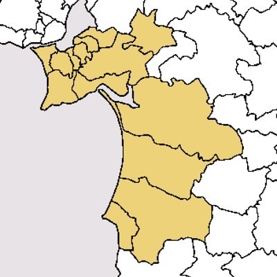 Mapa político com várias regiões destacadas a amarelo e uma zona costeira