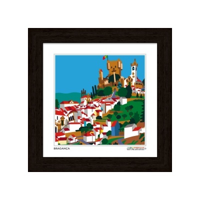 Quadro artístico da cidade de Bragança com casas brancas e telhados vermelhos, castelo e igreja em fundo azul