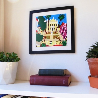 Estante com plantas, livros e quadro de desenho colorido