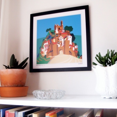 Quadro colorido de castelo, plantas em vasos e fruteira de vidro numa prateleira branca