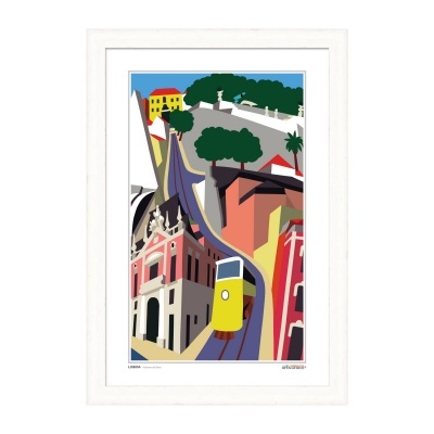 Poster ilustrativo colorido de elétrico amarelo numa rua ladeada de edifícios, em moldura branca.