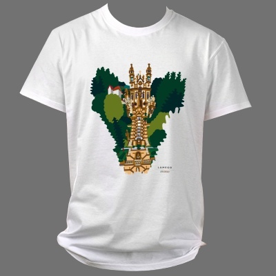T-shirt branca com estampa colorida de monumento arquitetónico entre árvores verdes