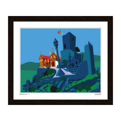 Gravura digital de castelo e igreja em monte com bandeira de Portugal em moldura de madeira