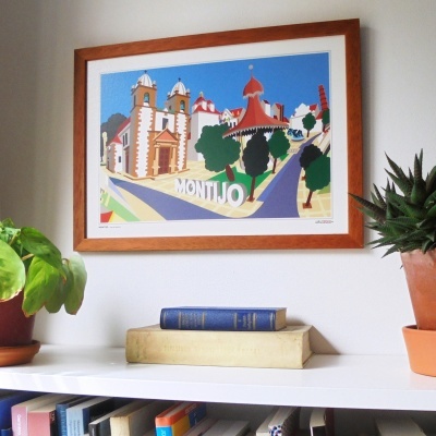 Pintura colorida emoldurada na parede acima de estante com livros e plantas