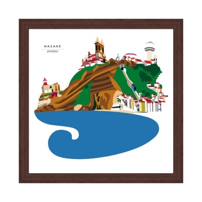 Poster de arte digital da Nazaré com colinas, mar e edifícios em moldura castanha