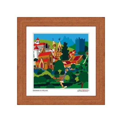 Gravura colorida de Idanha-a-Velha numa moldura de madeira clara