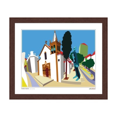 Gravura colorida de igreja, árvores e figuras, emoldurada em madeira castanha