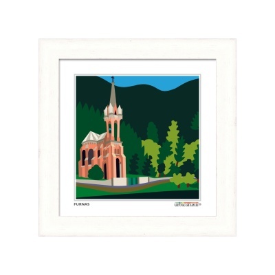 Ilustração de igreja gótica em meio a vegetação com montanhas ao fundo e moldura branca