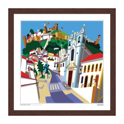 Ilustração colorida de vila portuguesa com igreja e estrada, moldura madeira castanha