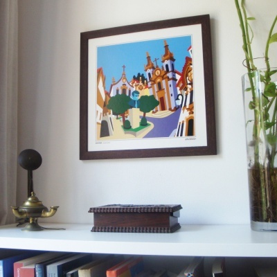 prateleira com caixa de madeira, lâmpada, quadro colorido e vaso com planta