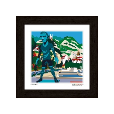 Ilustração colorida em moldura escura mostrando figura humana azulada e paisagem urbana com edifícios brancos e vegetação verde.