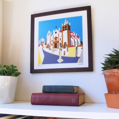 Quadro iluminado com ilustração de edifício histórico, plantas em vasos e livros na estante branca