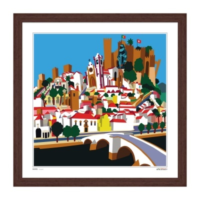 Serigrafia colorida de paisagem urbana com casas brancas e telhados vermelhos em moldura castanha