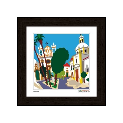 Ilustração colorida de cenário urbano em Tavira com edifícios, palmeiras e árvores, em quadro com moldura preta