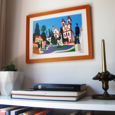 Ilustração colorida em moldura de madeira, livros empilhados, planta em vaso branco e castiçal dourado numa prateleira.