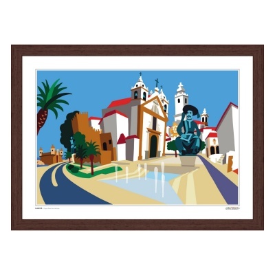 Ilustração digital de uma praça com casas históricas, palmeiras, estátua azul e moldura de madeira escura