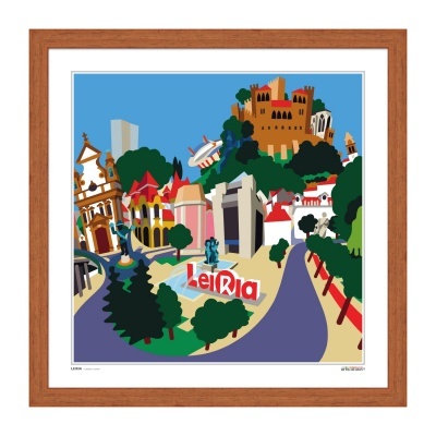 Ilustração colorida com edifícios e texto Leiria em moldura de madeira