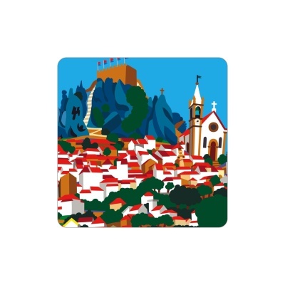 Ilustração de uma vila com casas brancas, telhados vermelhos, igreja e fortaleza numa colina azul.