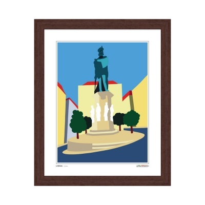 Gravura emoldurada de uma estátua com figuras femininas, árvores e edifícios coloridos