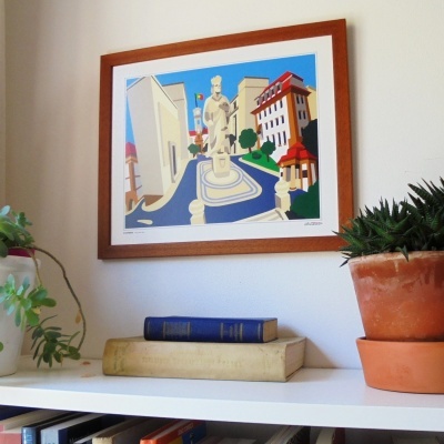 Quadro de estátua em moldura de madeira, livros e plantas em prateleira branca