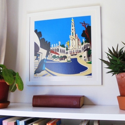 Pôster colorido emoldurado em parede com plantas e livro numa prateleira branca