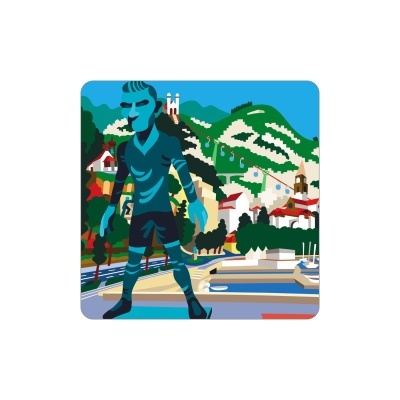 Mousepad com ilustração de jogador de futebol azul e cenário montanhoso colorido